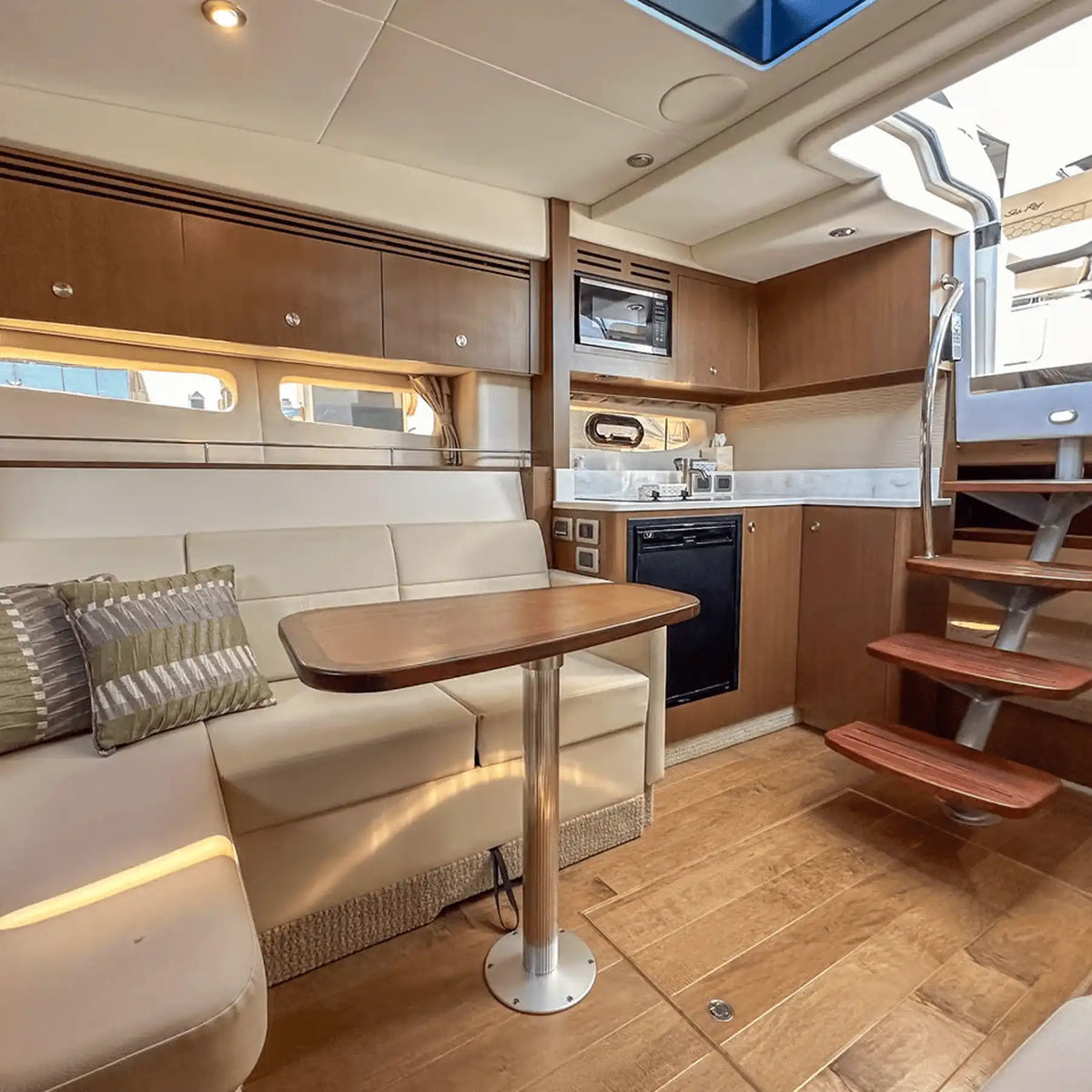 Clean boat salon